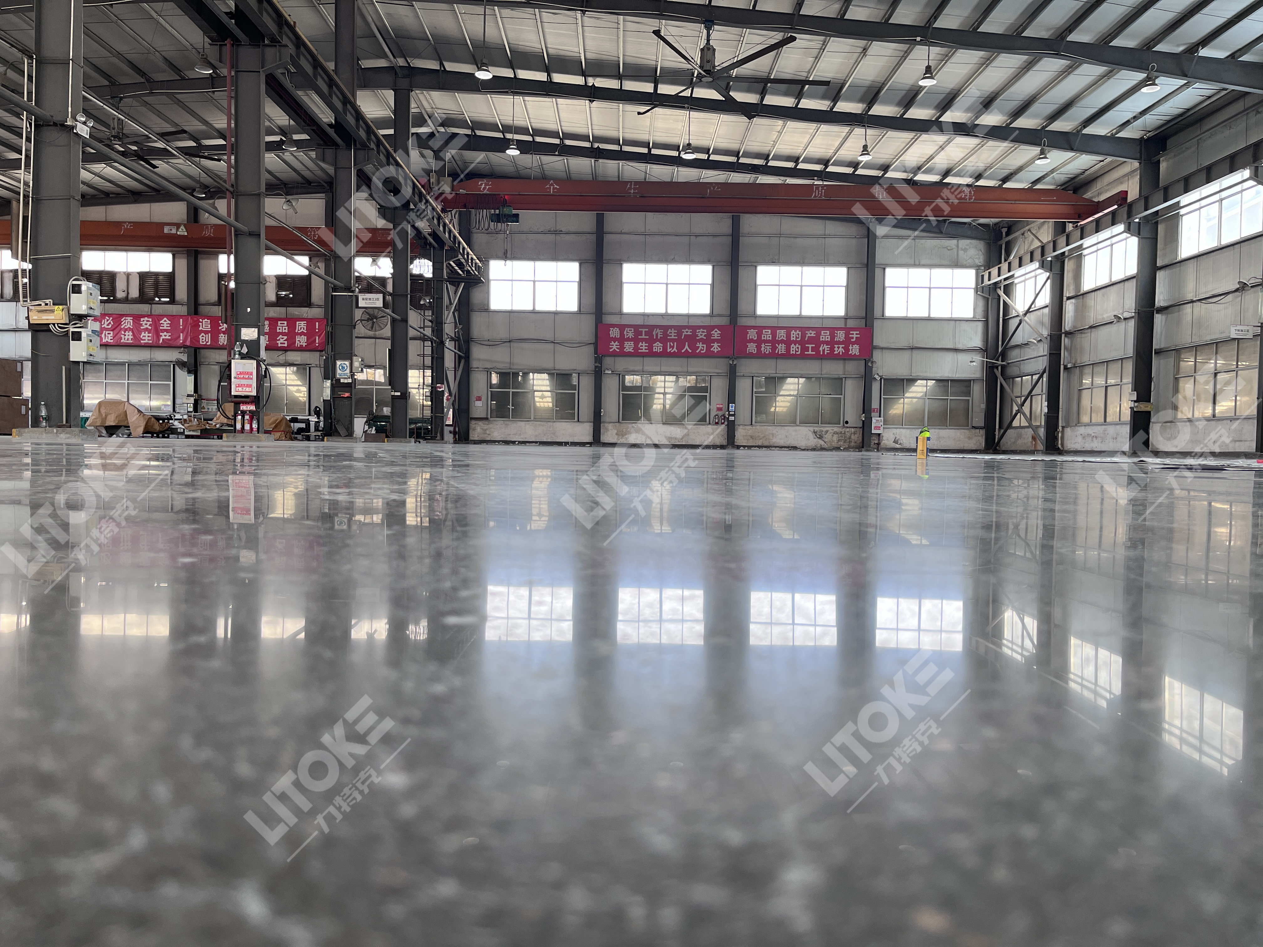 工廠車間地面起砂起灰嚴(yán)重？5大高效解決方案徹底告別粉塵困擾！